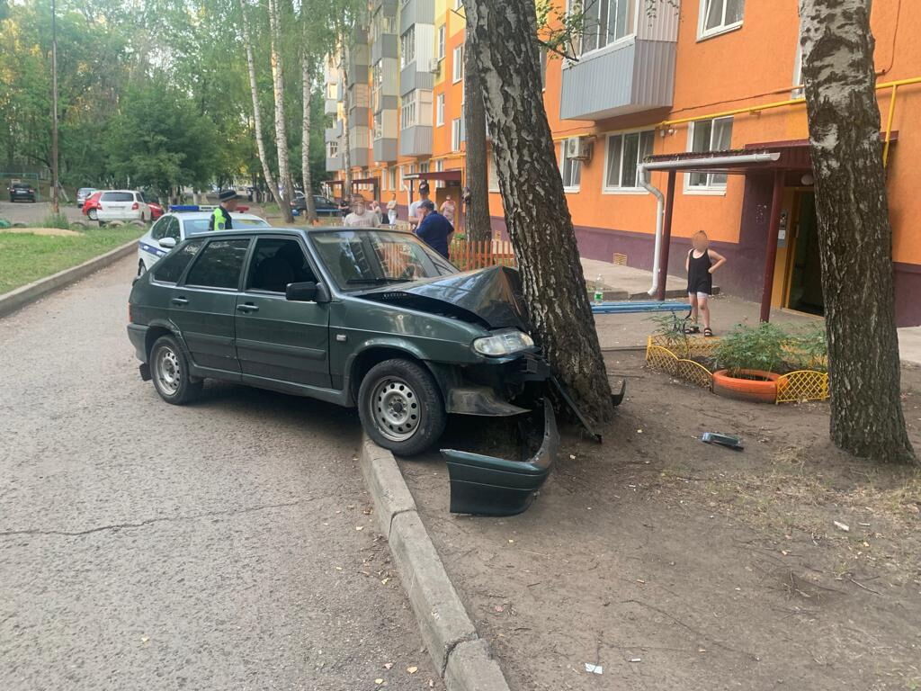 Злостный нарушитель ПДД в Челнах врезался в&nbsp;дерево у&nbsp;подъезда