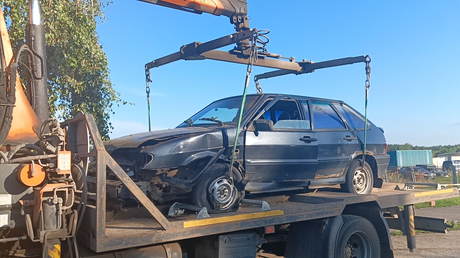 В Челнах несовершеннолетний водитель врезался в дерево на отцовской машине