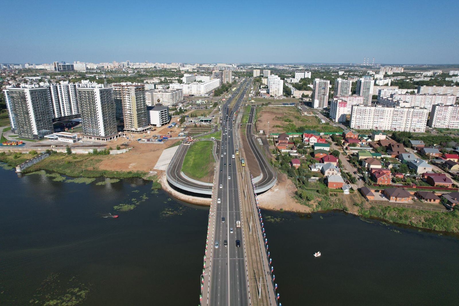 В Набережных Челнах открыли движение на развязке под мостом реки Мелекеска