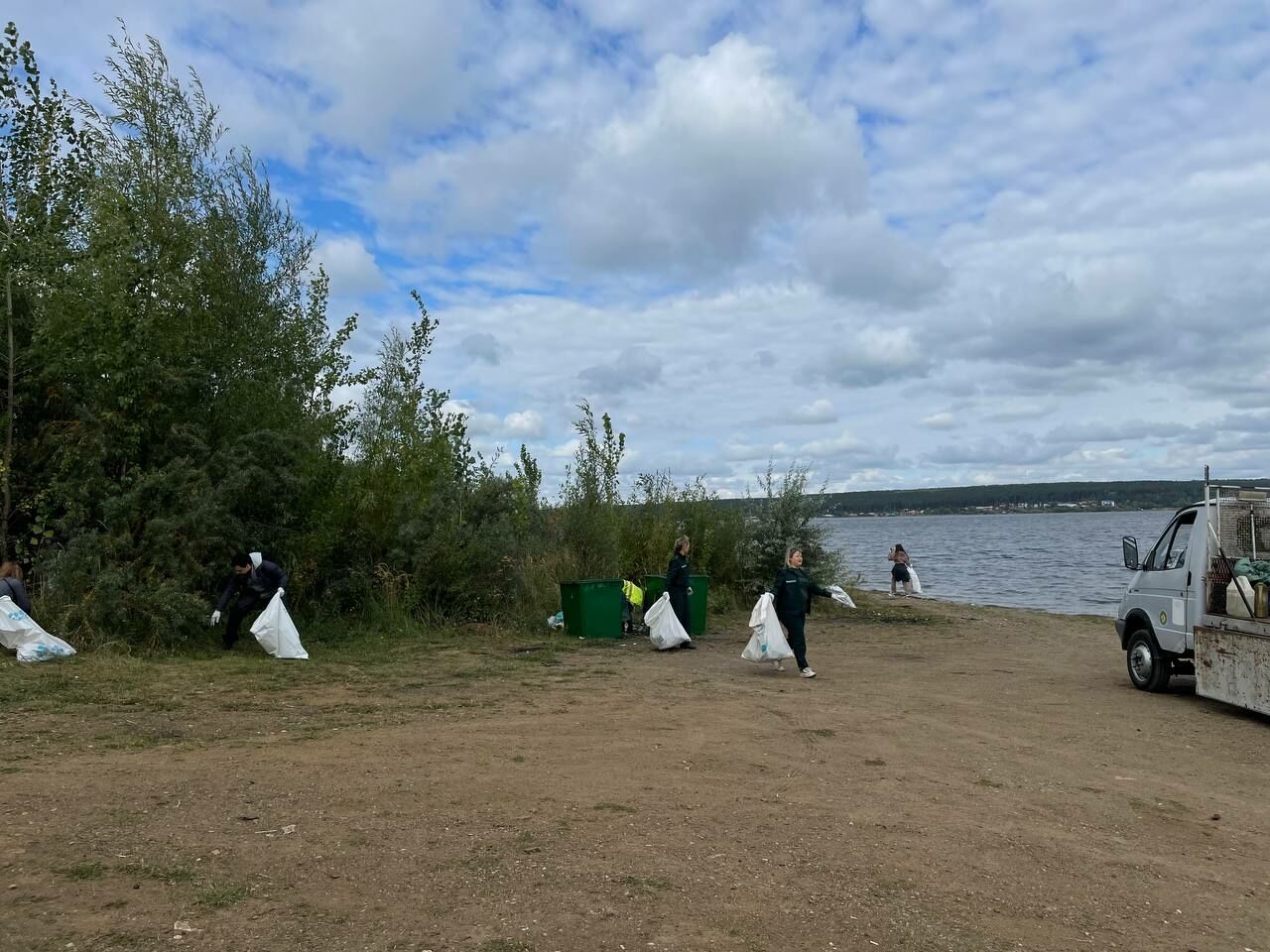 Жители Челнов присоединились к экологической акции «Вода России» и собрали 75 мешков мусора