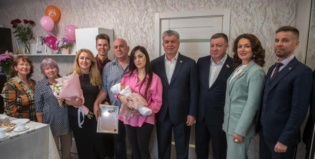 Наиль Магдеев посетил семью военнослужащего, где родился первенец и вручил подарки