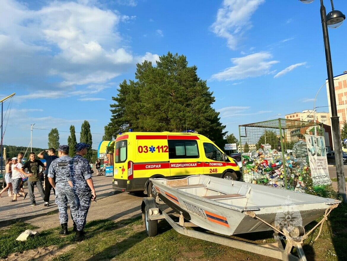 В Татарстане отец и сын заплыли за буйки на озере и начали тонуть, спасли только ребенка