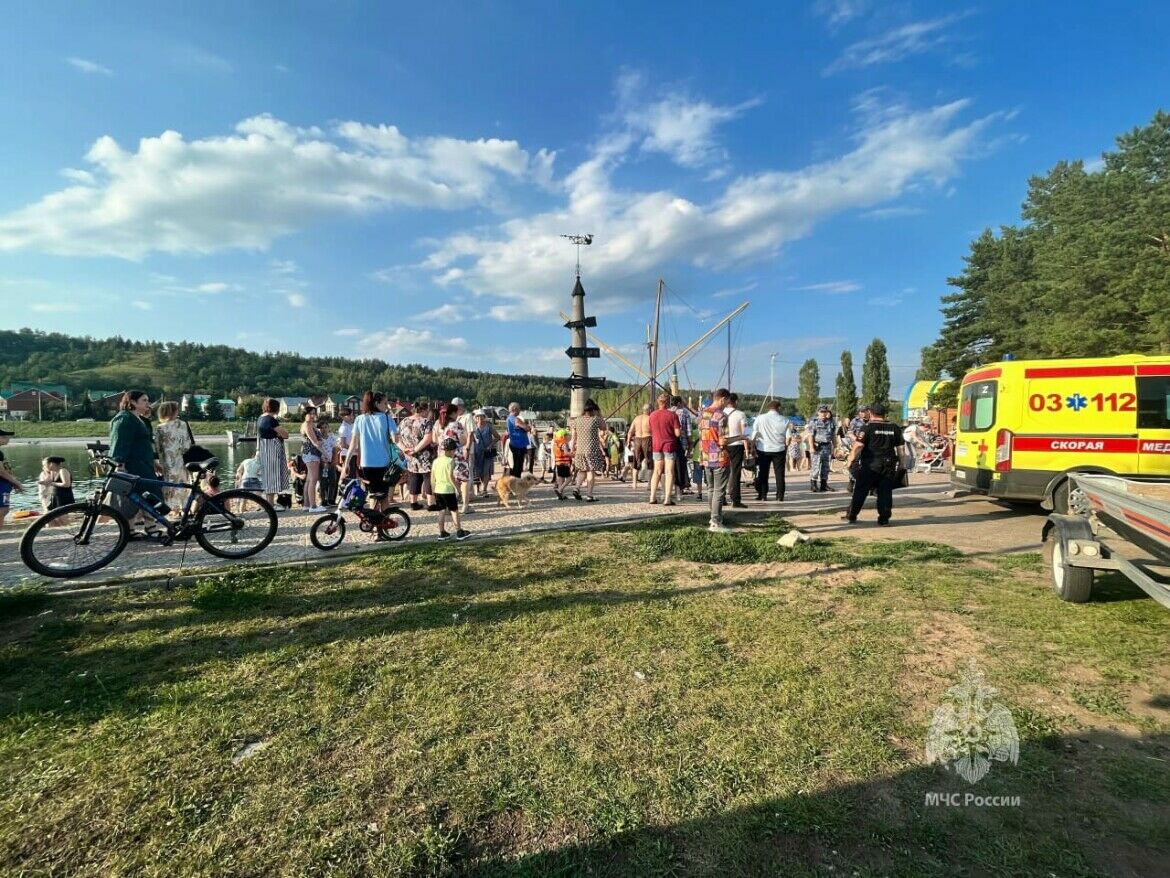 В Татарстане отец и сын заплыли за буйки на озере и начали тонуть, спасли только ребенка