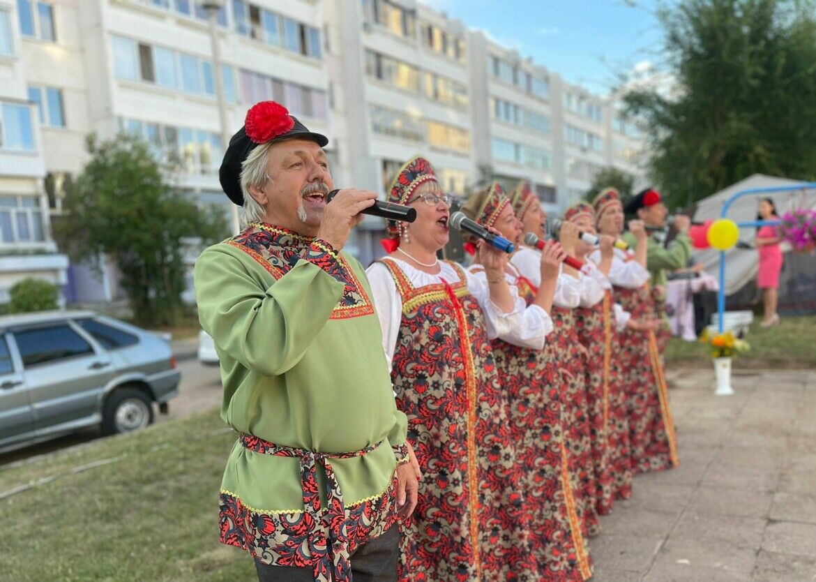 В Набережных Челнах праздники двора начались с концерта, награждений и под чай из самовара
