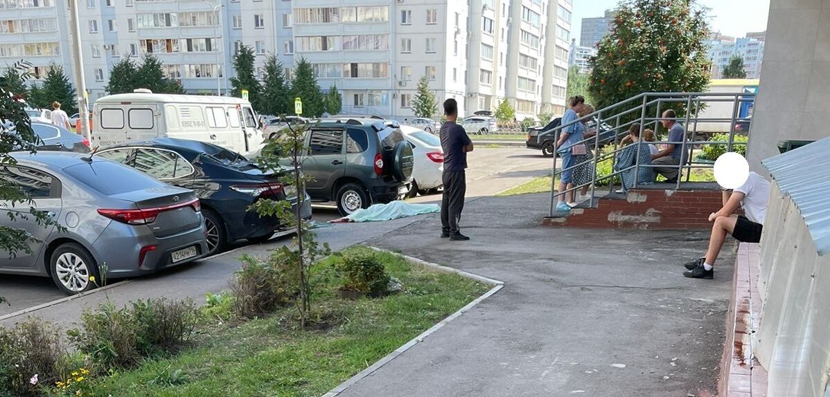 Появилось видео момента падения мужчины с&nbsp;высотки в&nbsp;Набережных Челнах