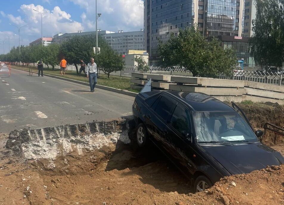 В&nbsp;Набережных Челнах легковушка влетела в&nbsp;яму