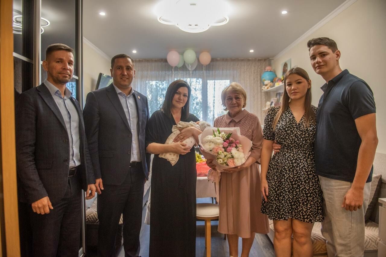 Администрация Челнов поздравила семью военнослужащего с рождением дочери