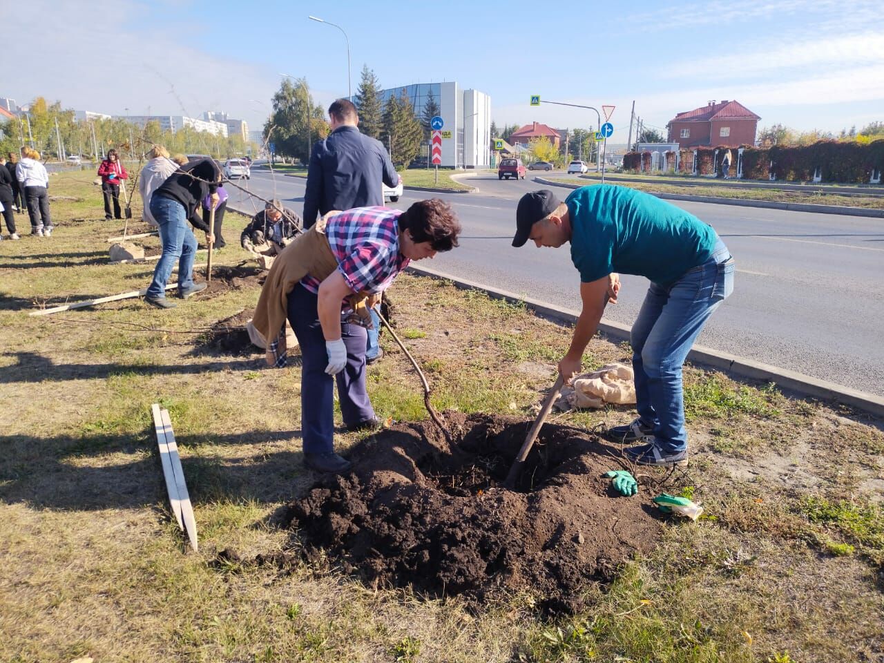 В Набережных Челнах высадили 862 деревьев и кустарников