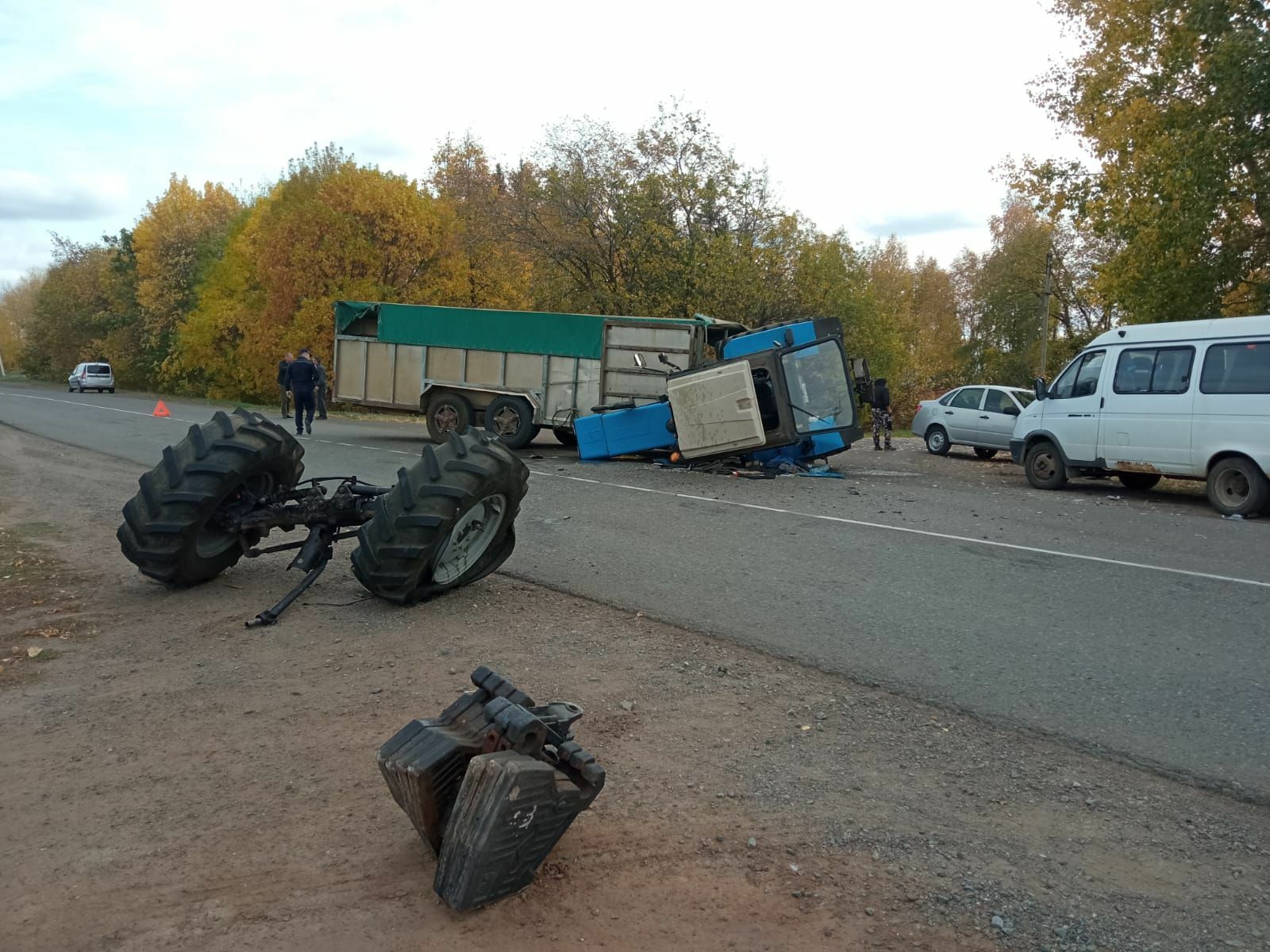 На&nbsp;трассе под Челнами иномарка влетела в&nbsp;трактор, есть один пострадавший