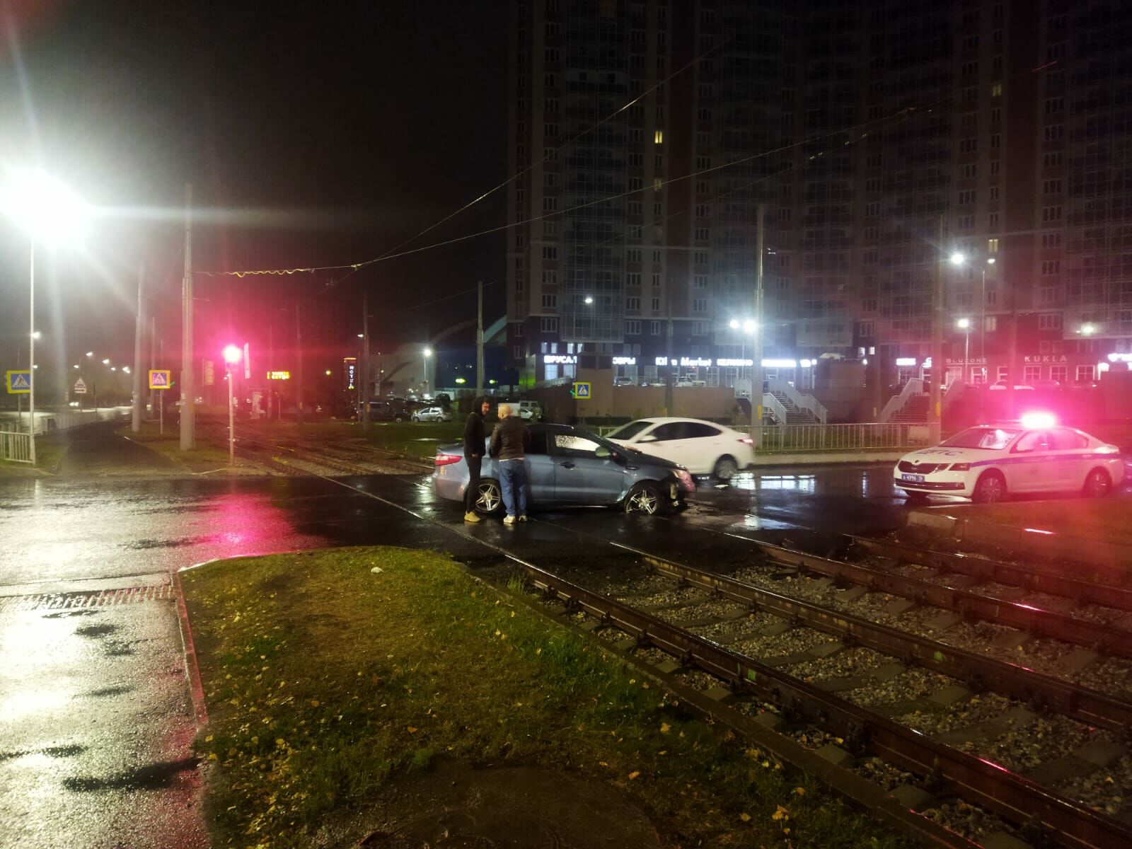 В Челнах пьяный водитель автомобиля перевернулся на рельсах