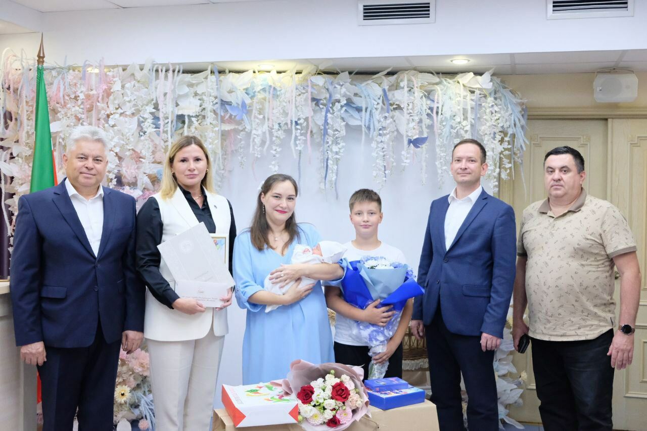 В Челнах две семьи военнослужащих поздравили с рождением детей и вручили 100 тыс. рублей