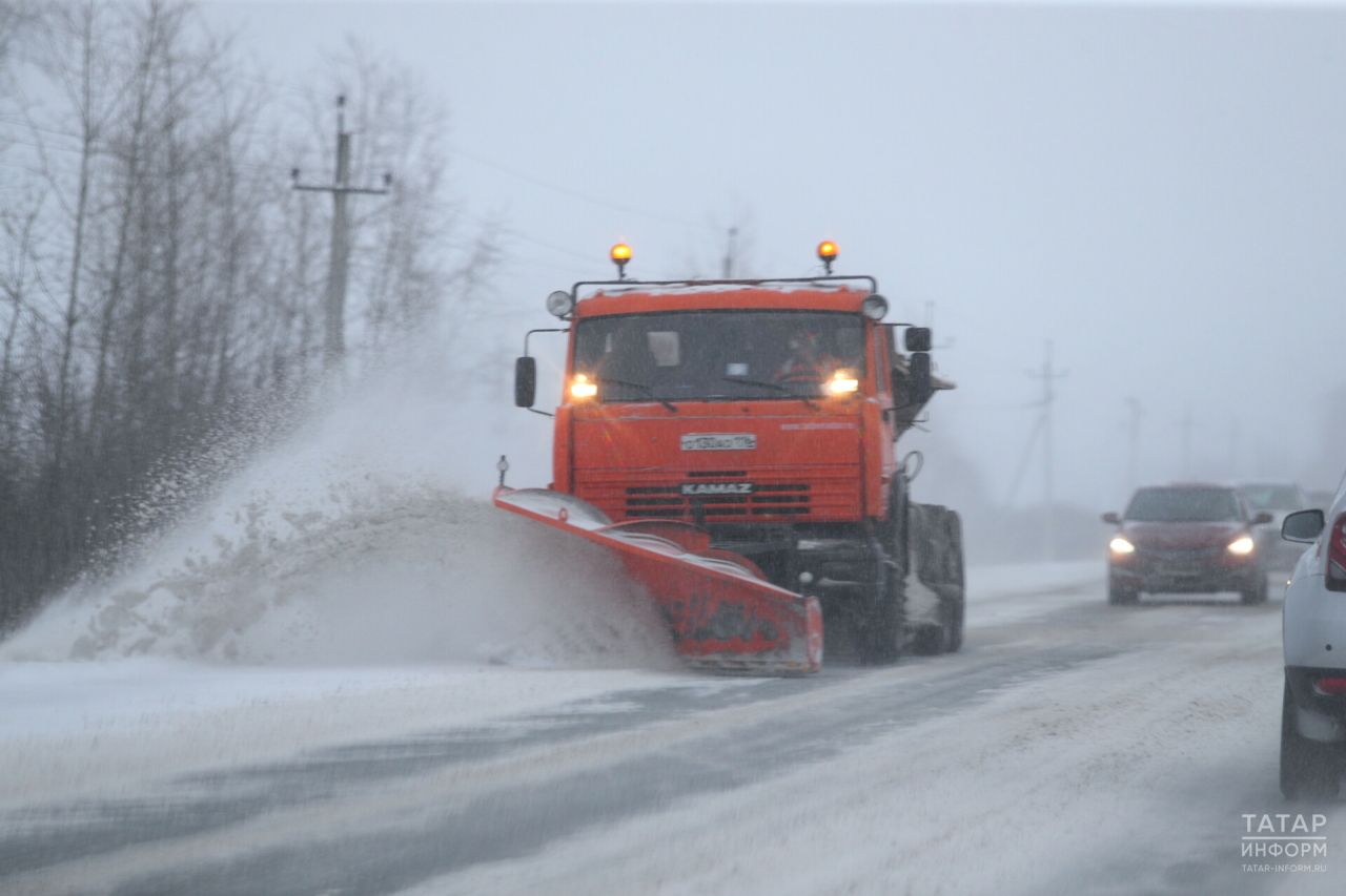 127 единиц техники очищают федеральные дороги от снега в РТ