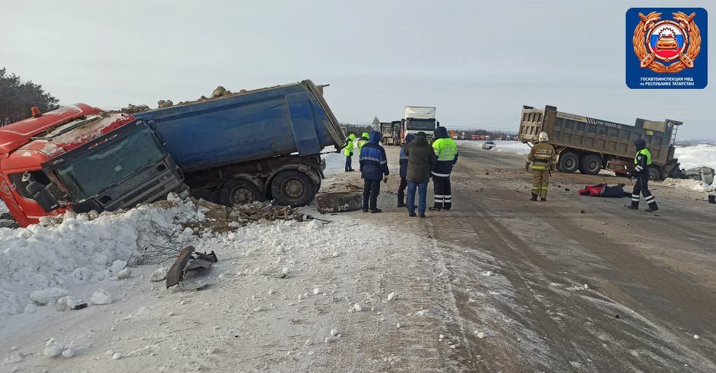 В РТ на трассе М-7 в лобовом столкновении двух грузовиков погибла пассажирка