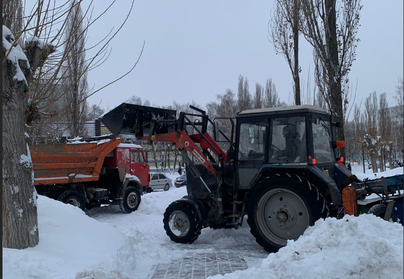 В Набережных Челнах убирают последствия вчерашнего бурана