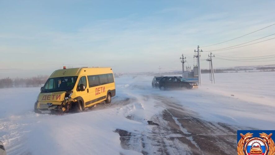 Под Челнами водитель врезался в школьный автобус