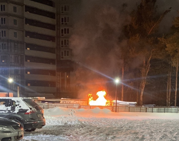 В Челнах возле торгового центра загорелась бытовка