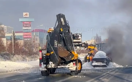 В Челнах два трактора потушили загоревшуюся на дороге легковушку