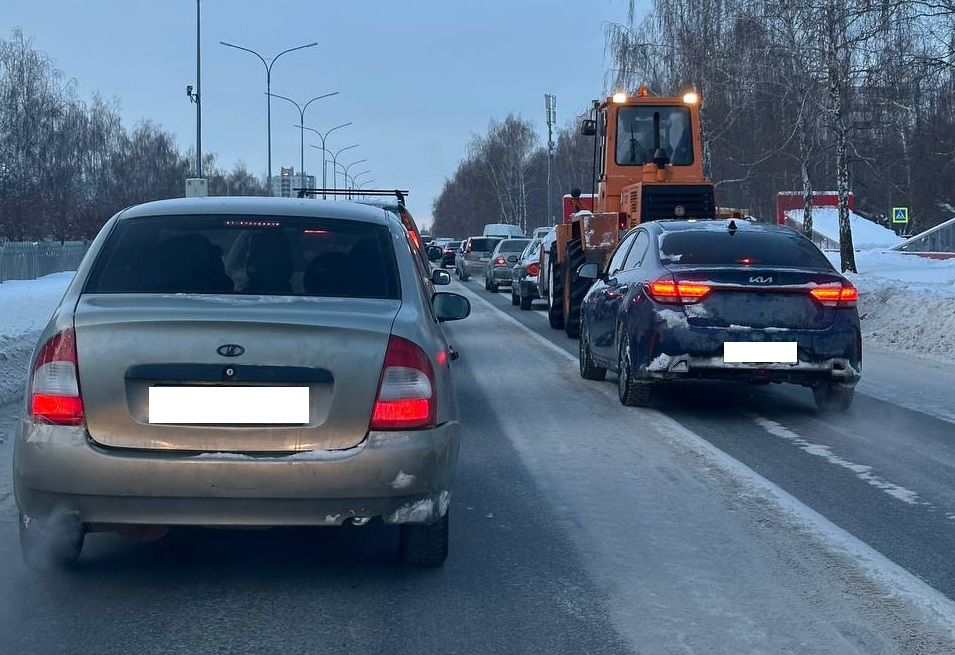 Из-за снега Набережные Челны второй день стоят в больших пробках