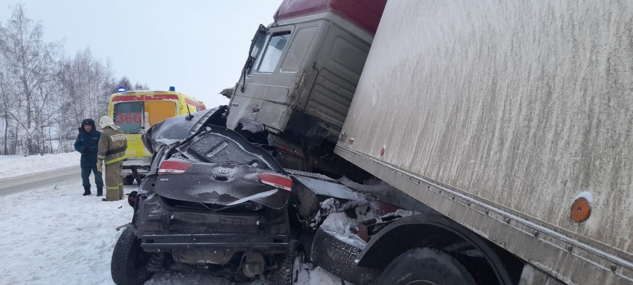 На трассе в РТ произошло страшное ДТП с фурой и легковым автомобилем