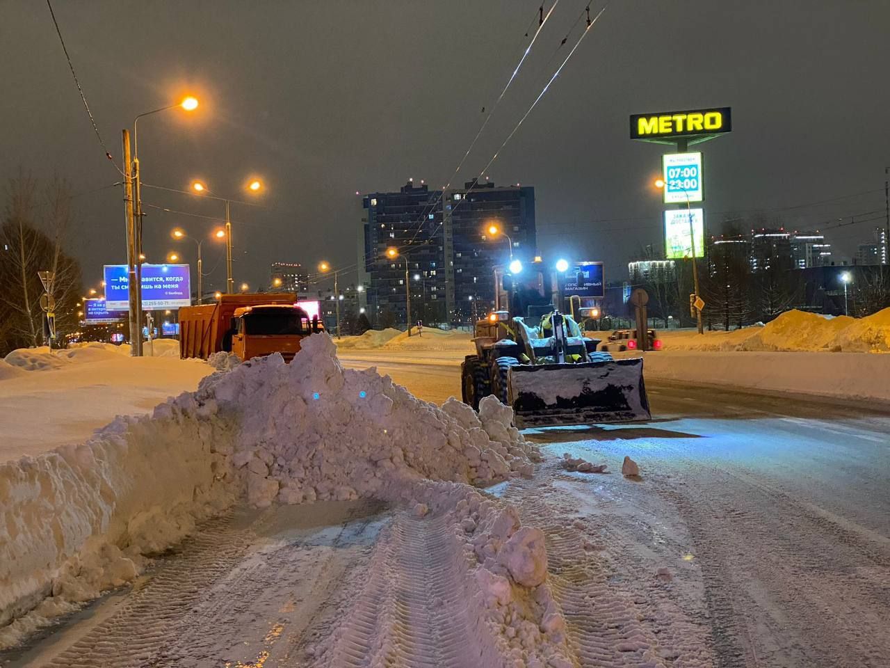 Неубранные с дорог автомобили мешают уборке снега — наглядно показала мэрия Казани