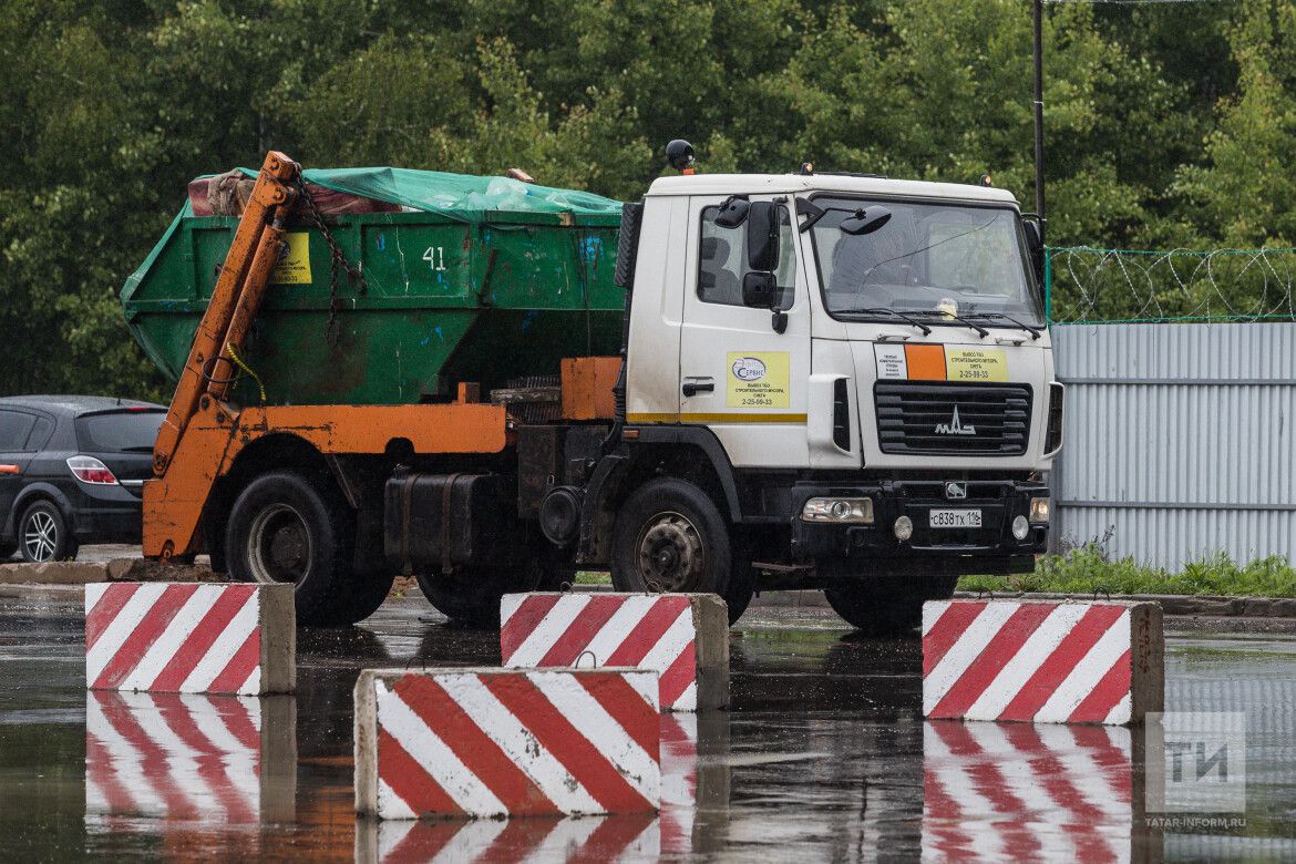 В Республики Татарстан мусоровозу кирпичами сбломали «рога»
