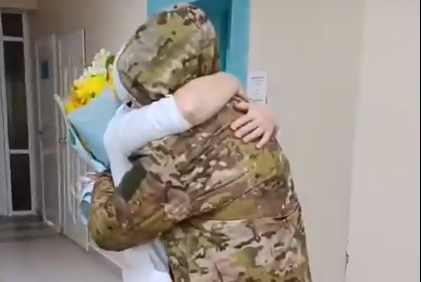 Татарстанский боец СВО неожиданно вернулся домой и довел семью до слез счастья