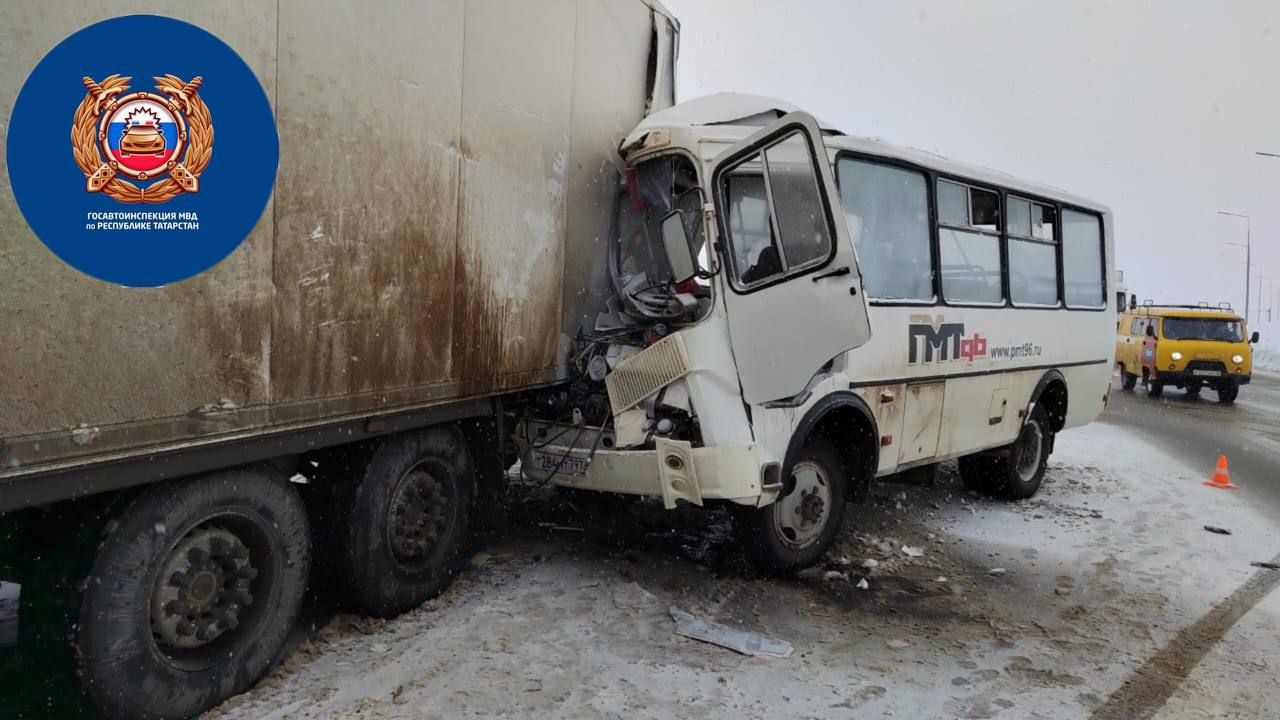 Стало известно, что в ДТП с автобусом и фурой на трассе в РТ пострадали 10 человек