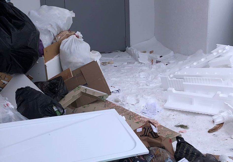Жители Челнов недовольны мусорной свалкой под окнами дома 63-14