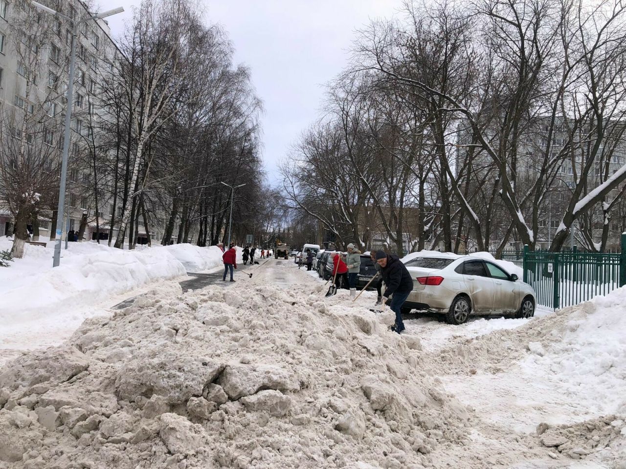 Жители Набережных Челнов вызвались помочь дворникам чистить снег во дворах
