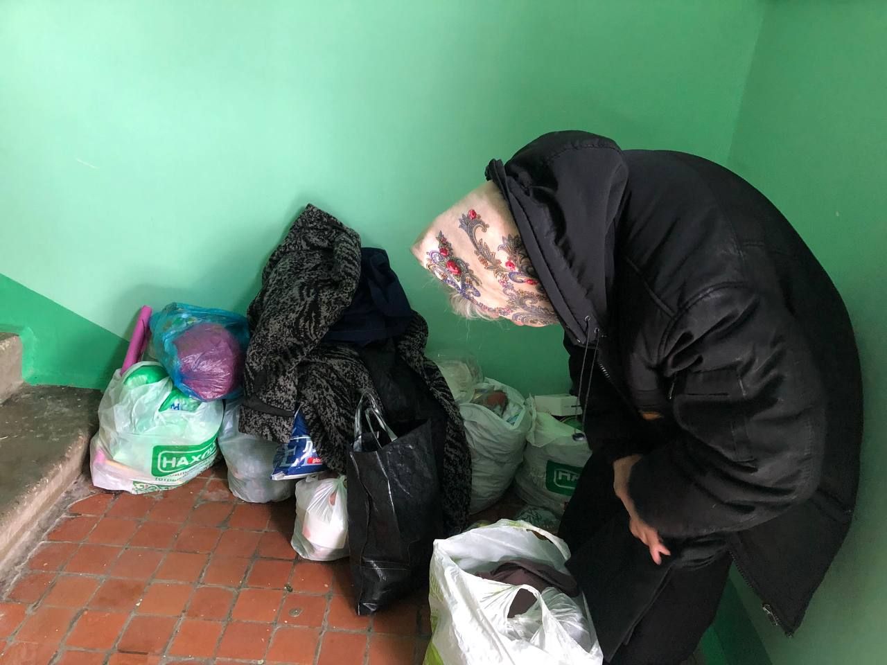 «Неоднократно вывозили мусор: в Челнах пенсионерка превратила квартиру в свалку