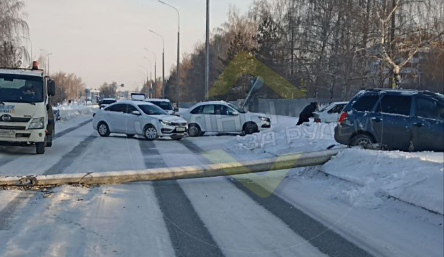 В Набережных Челнах автомобиль врезался в столб