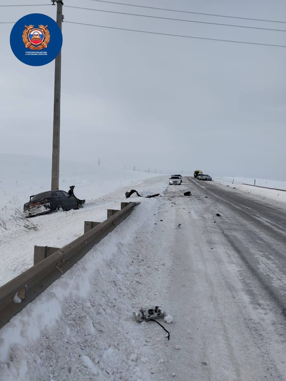 На трассе в РТ легковушка после ДТП влетела в опору электропередачи