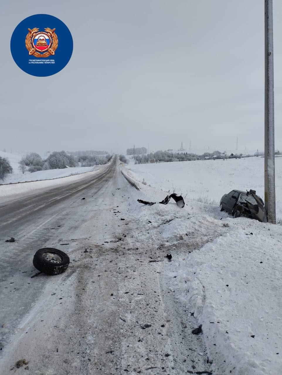 На трассе в РТ легковушка после ДТП влетела в опору электропередачи