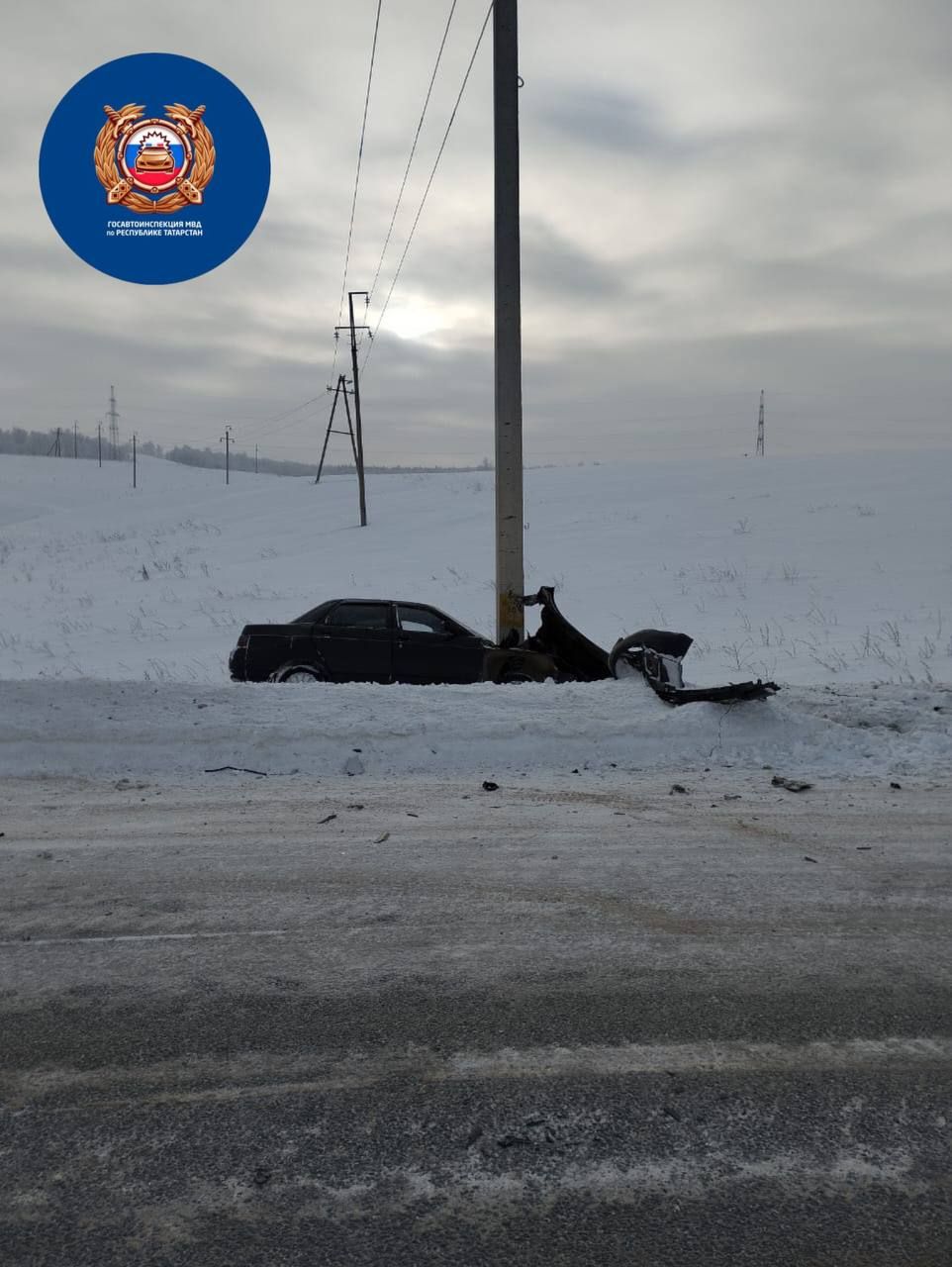 На трассе в РТ легковушка после ДТП влетела в опору электропередачи