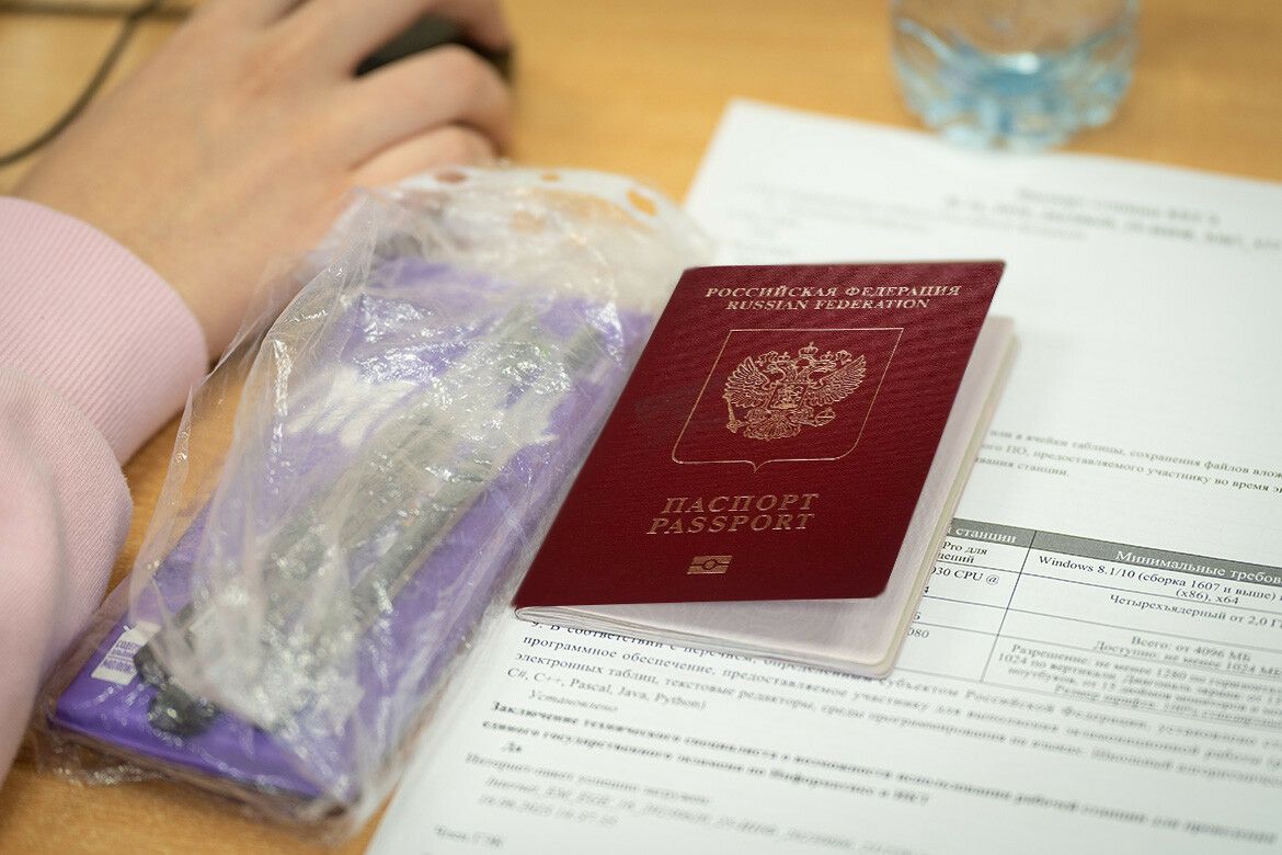 5 суток из-за жадности: Сантехника арестовали за обложку с гербом Украины на российском паспорте