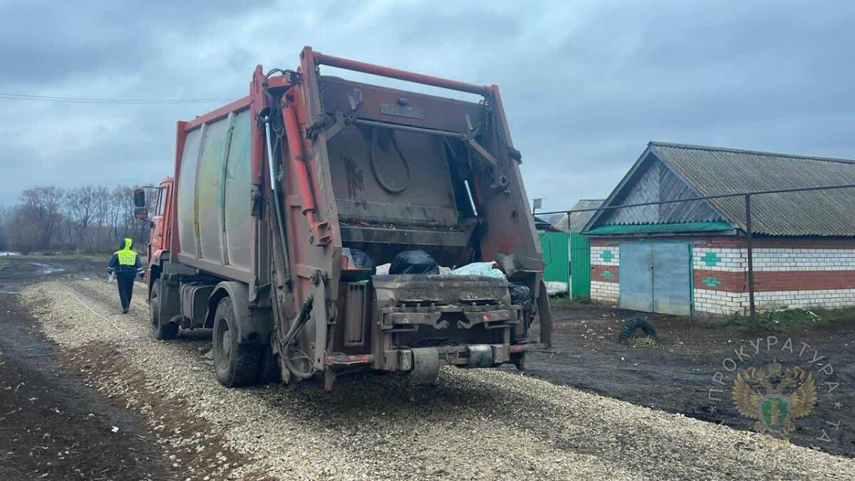 В Татарстане мусоровоз насмерть задавил грузчика при движении задним ходом