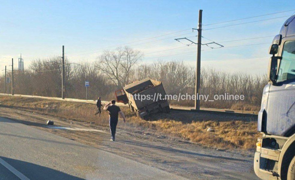 В Набережных Челнах водитель грузовика потерял сознание и вылетел в обочину