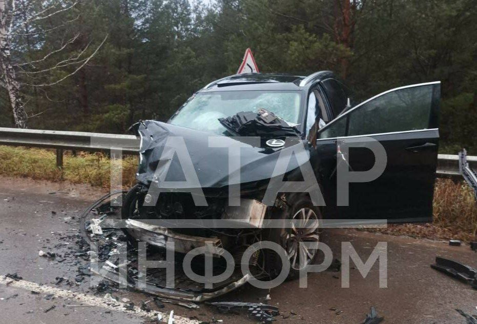 ДТП в Татарстане: Lexus столкнулся с «КамАЗом», водитель иномарки госпитализирован