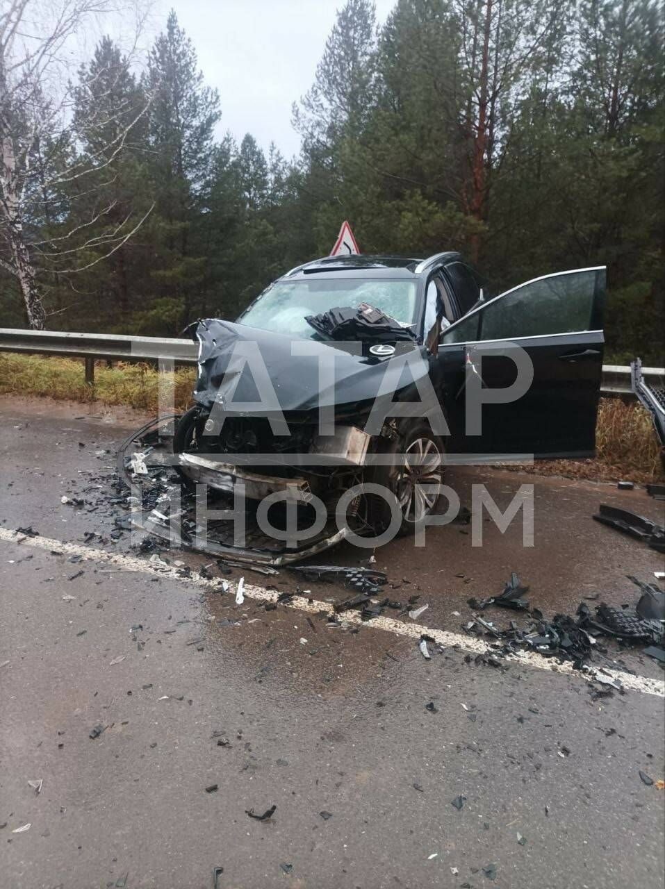 ДТП в Татарстане: Lexus столкнулся с «КамАЗом», водитель иномарки госпитализирован