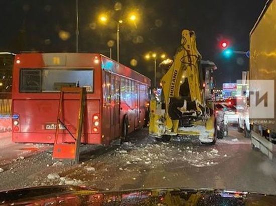 В Уфе автобус с пассажирами врезался в электроопору после резкого торможения