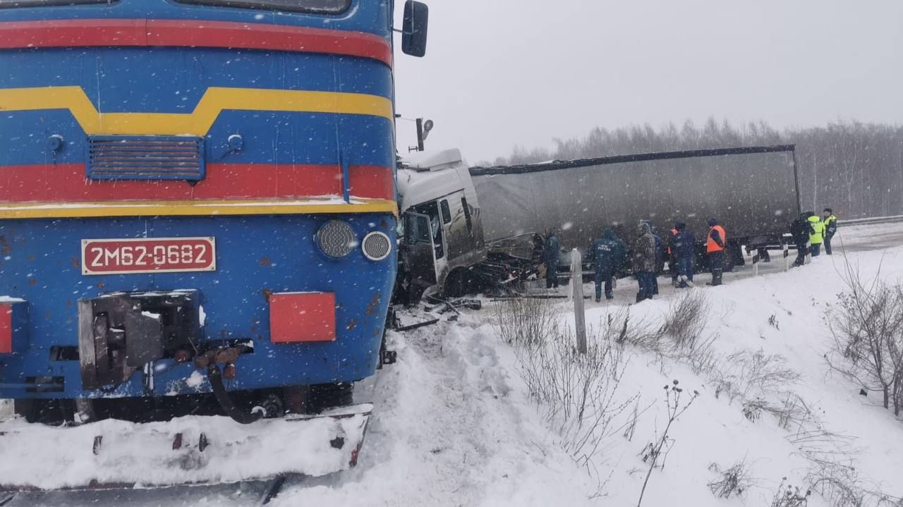 В Альметьевском районе поезд столкнулся с фурой