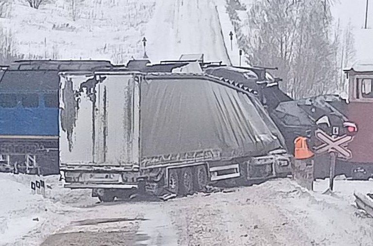 Фура попала под поезд в Татарстане