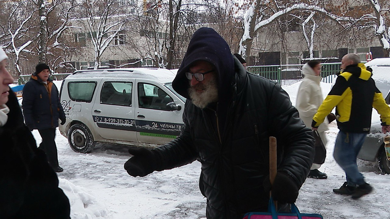 Где спит, там и гадит: в доме 28/01 уже 5 лет бездомный не дает покоя жителям