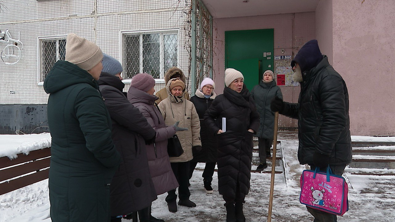 Где спит, там и гадит: в доме 28/01 уже 5 лет бездомный не дает покоя жителям