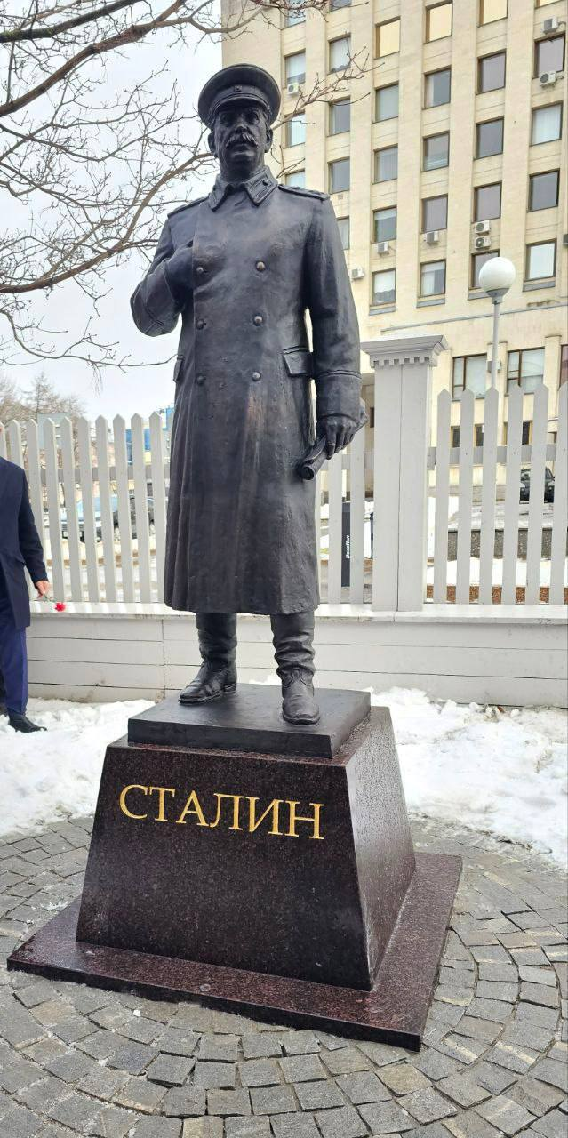 В Вологде установили памятник Сталину