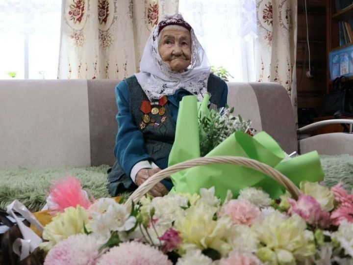 Рустам Минниханов поздравил жительницу Татарстана со 100-летним юбилеем