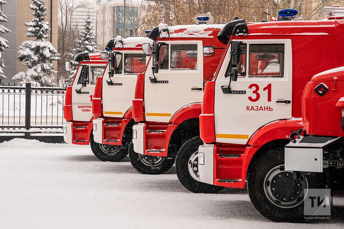 Пожарные спасли двух мужчин из горящей квартиры в Казани