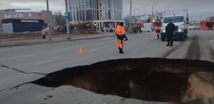 В Казани провалился асфальт: причиной могло стать строительство метро