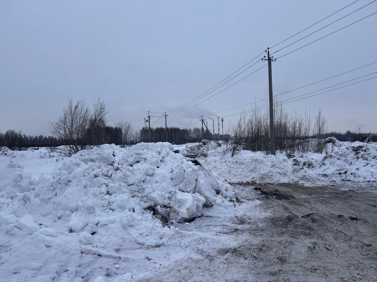 Челнинец обнаружил под снегом в промзоне свалку из шин и стройматериалов