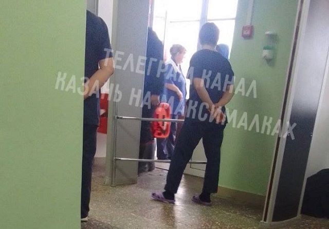 В Казанской школе девочка выпала с окна из-за конфликта с одноклассницей